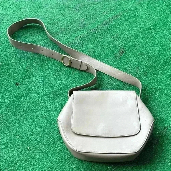 Cuyana - Picture 1 of 8